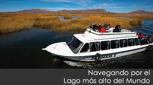 Botes a las islas del Lago Titicaca